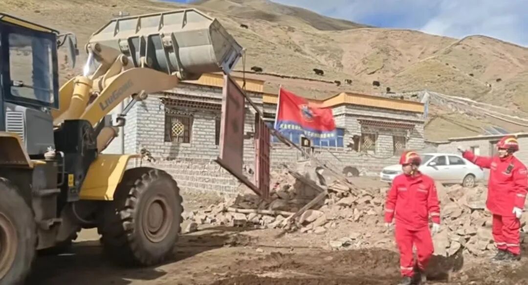 西藏巴青地震玛如乡受灾严重,救援人员:很多房屋都开裂了,围墙倒了;当地:伤员已救治,救援人员在搭建板房清理废墟 西藏巴青地震玛如乡受灾严重,救援人员:很多房屋都开裂了,围墙倒了;当地:伤员已救治,救援人员在搭建板房清理废墟