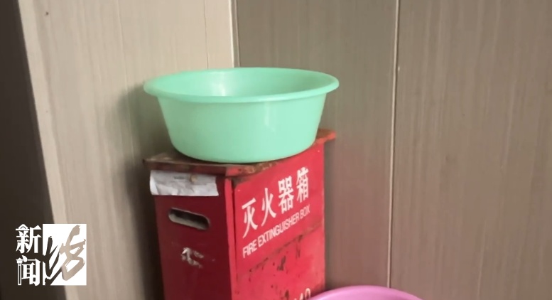 90岁老人被赶出家门外近1年,吃喝拉撒全在楼道!多方介入处置 90岁老人被赶出家门外近1年,吃喝拉撒全在楼道!多方介入处置