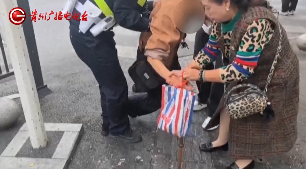 暖心!贵阳街头一老人突然摔倒趴地不起,执勤民警和热心路人合力扶起并陪护 暖心!贵阳街头一老人突然摔倒趴地不起,执勤民警和热心路人合力扶起并陪护