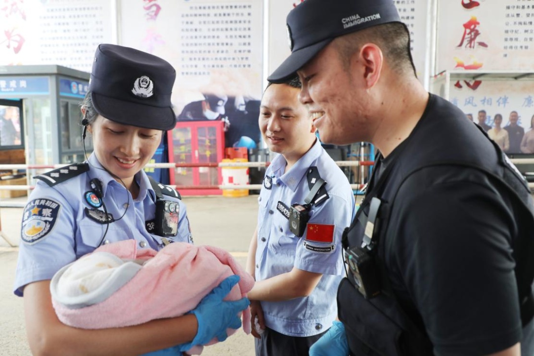 生了,母子平安,这个在国门口岸出生的孩子,取名“岩岸” 生了,母子平安,这个在国门口岸出生的孩子,取名“岩岸”