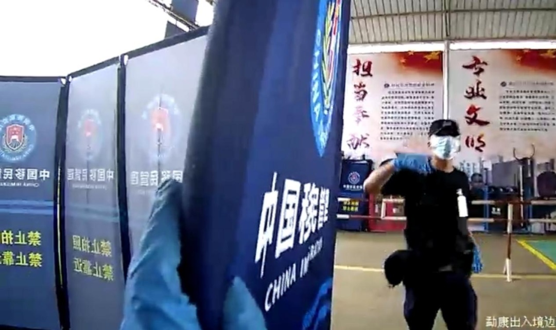 生了,母子平安,这个在国门口岸出生的孩子,取名“岩岸” 生了,母子平安,这个在国门口岸出生的孩子,取名“岩岸”