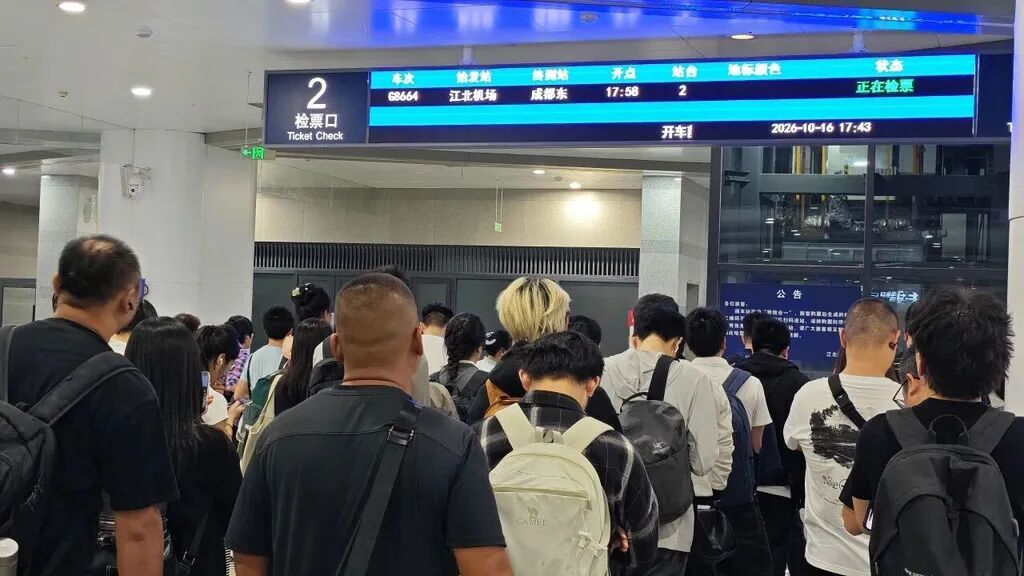 成都东开行往返江北机场动车 下了火车就能值机 成都东开行往返江北机场动车 下了火车就能值机