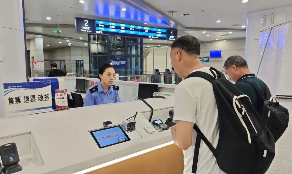 成都东开行往返江北机场动车 下了火车就能值机 成都东开行往返江北机场动车 下了火车就能值机