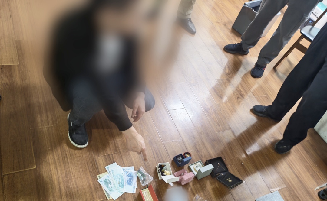 上海一男子偷保险箱却撬不开,深夜躲绿化带用石头砸…民警:全都听到了 上海一男子偷保险箱却撬不开,深夜躲绿化带用石头砸…民警:全都听到了