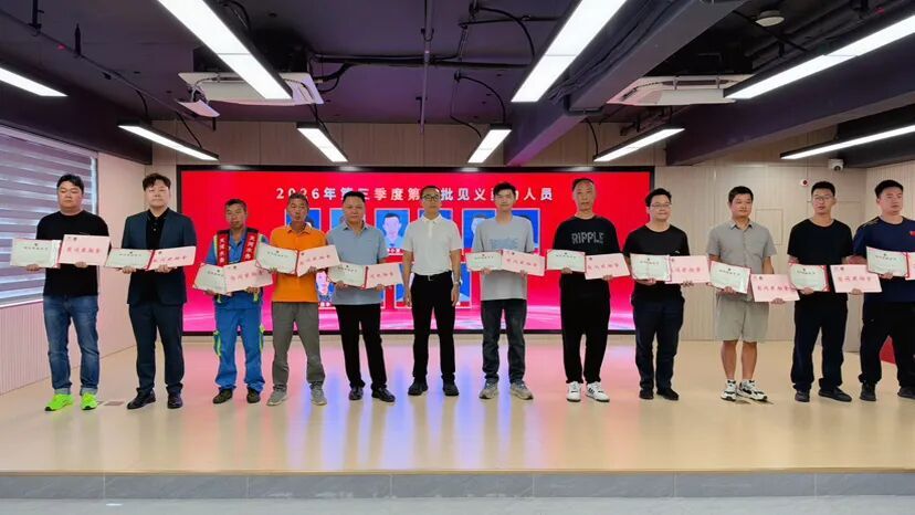 广州男子在新疆自驾,途中救下因面包车侧翻被困的夫妇后悄然离去,获广州市见义勇为基金会慰问奖励 广州男子在新疆自驾,途中救下因面包车侧翻被困的夫妇后悄然离去,获广州市见义勇为基金会慰问奖励