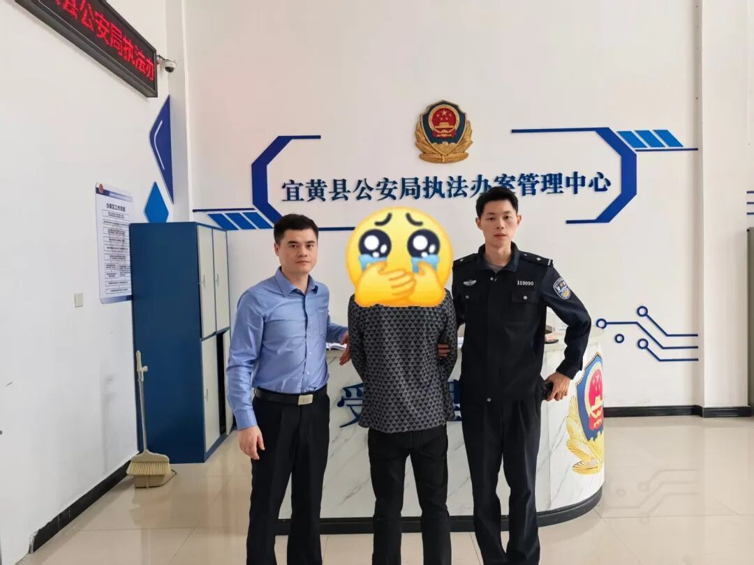 办业务中,她发现“不对劲”…… 办业务中,她发现“不对劲”……