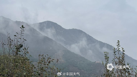 北京居庸关在雨雾中如水墨画卷 北京居庸关在雨雾中如水墨画卷