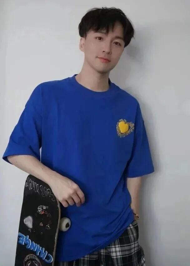 上海男演员当红时突然消失,他演的角色家喻户晓!40岁的他如今回归拍短剧 上海男演员当红时突然消失,他演的角色家喻户晓!40岁的他如今回归拍短剧
