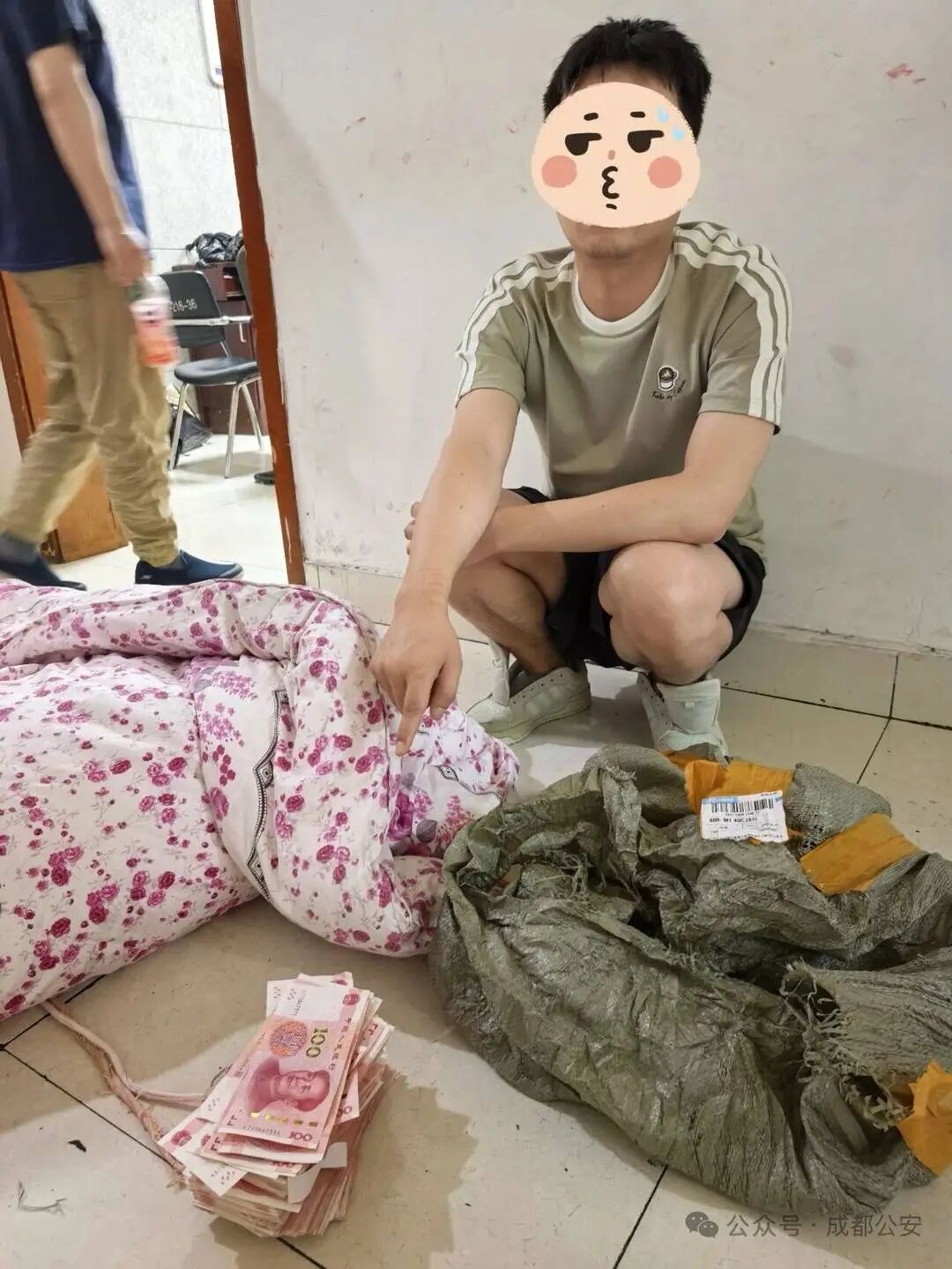 揭秘电诈背后的资金流向:为防银行一键冻结,他们忽悠受害者取现,再雇佣“车手”取走 揭秘电诈背后的资金流向:为防银行一键冻结,他们忽悠受害者取现,再雇佣“车手”取走
