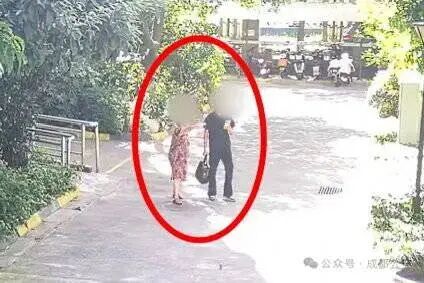 揭秘电诈背后的资金流向:为防银行一键冻结,他们忽悠受害者取现,再雇佣“车手”取走 揭秘电诈背后的资金流向:为防银行一键冻结,他们忽悠受害者取现,再雇佣“车手”取走