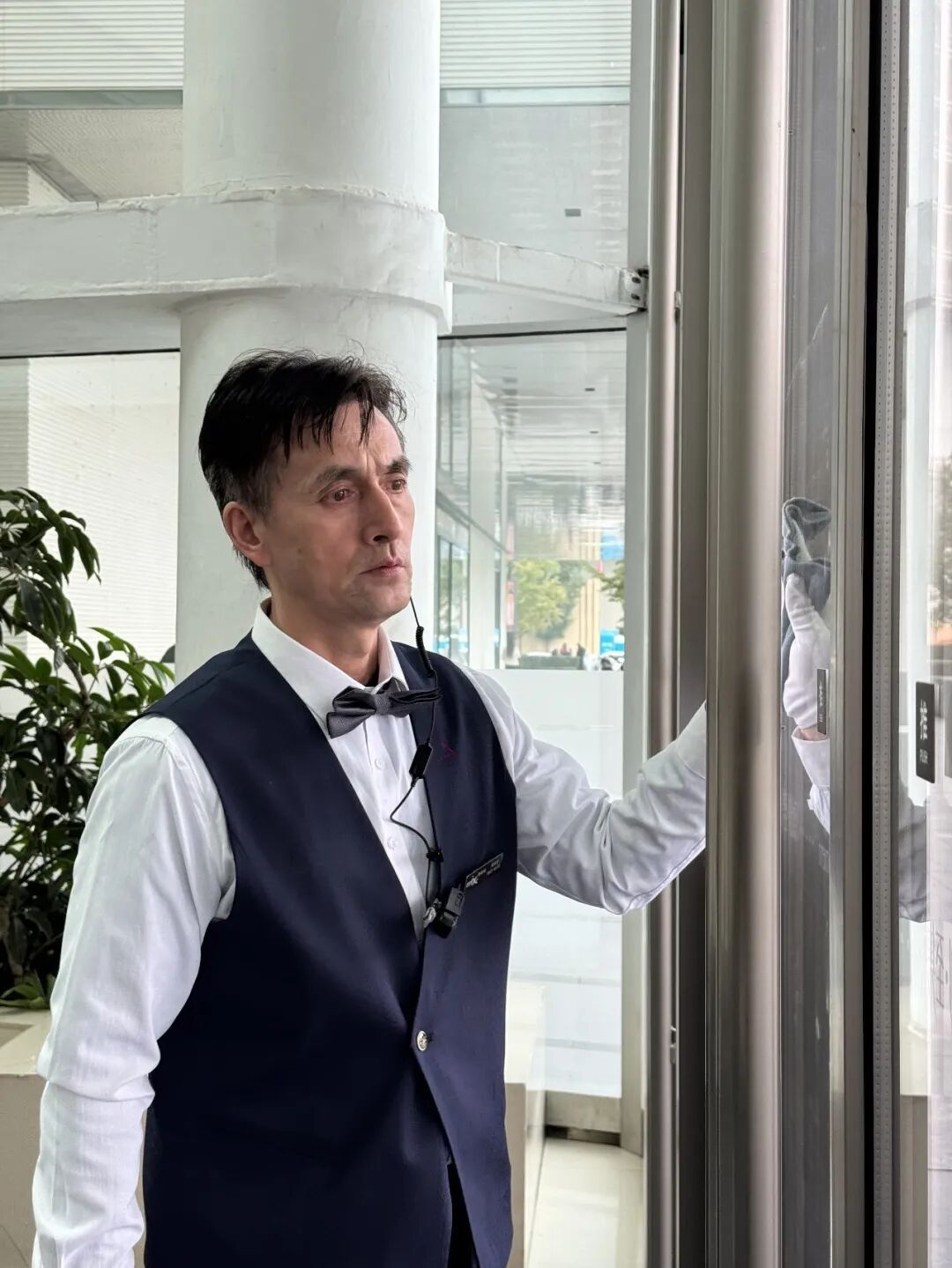 55岁保洁大叔撞脸多位明星!网友:像胡歌也像高伟光,还神似严屹宽…本人回应 55岁保洁大叔撞脸多位明星!网友:像胡歌也像高伟光,还神似严屹宽…本人回应
