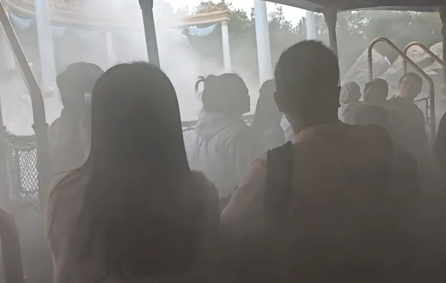 上海迪士尼乐园一项目游船突发异响冒烟:游客及时撤离,无人员伤亡 上海迪士尼乐园一项目游船突发异响冒烟:游客及时撤离,无人员伤亡