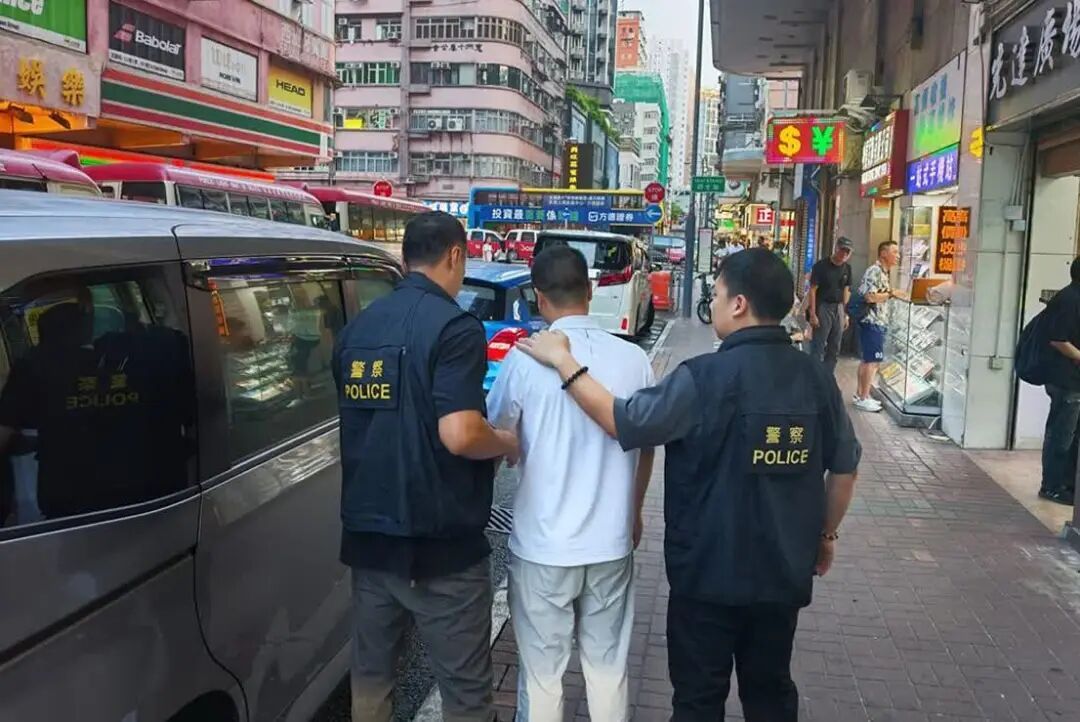 香港多人旅游时信用卡被偷去买高价手机,直到银行提醒才发现,涉案金额超180万港元,警方:33人被捕,年龄从17岁到56岁 香港多人旅游时信用卡被偷去买高价手机,直到银行提醒才发现,涉案金额超180万港元,警方:33人被捕,年龄从17岁到56岁
