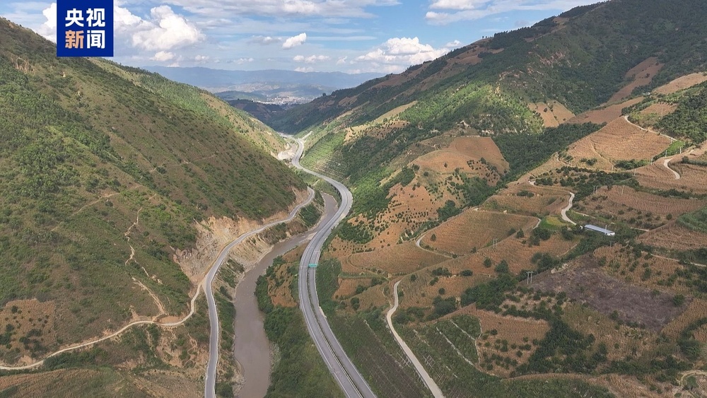 大亮山隧道左幅顺利贯通 通车后将串联周边7条高速公路 大亮山隧道左幅顺利贯通 通车后将串联周边7条高速公路