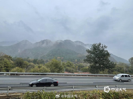 北京居庸关在雨雾中如水墨画卷 北京居庸关在雨雾中如水墨画卷