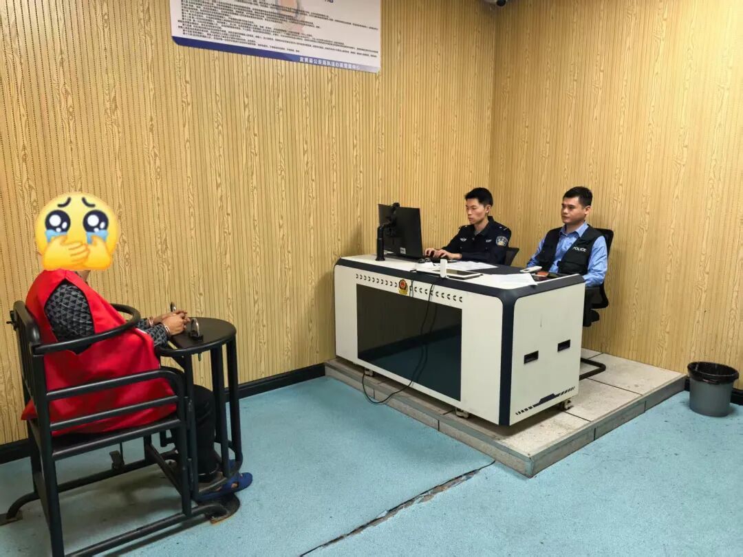 办业务中,她发现“不对劲”…… 办业务中,她发现“不对劲”……