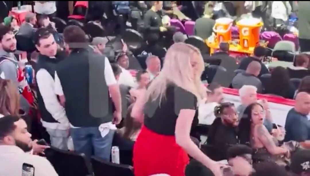 上任不到一天的美国务院新闻顾问,在NBA观众席与他人争执并互泼饮料,现已辞职 上任不到一天的美国务院新闻顾问,在NBA观众席与他人争执并互泼饮料,现已辞职