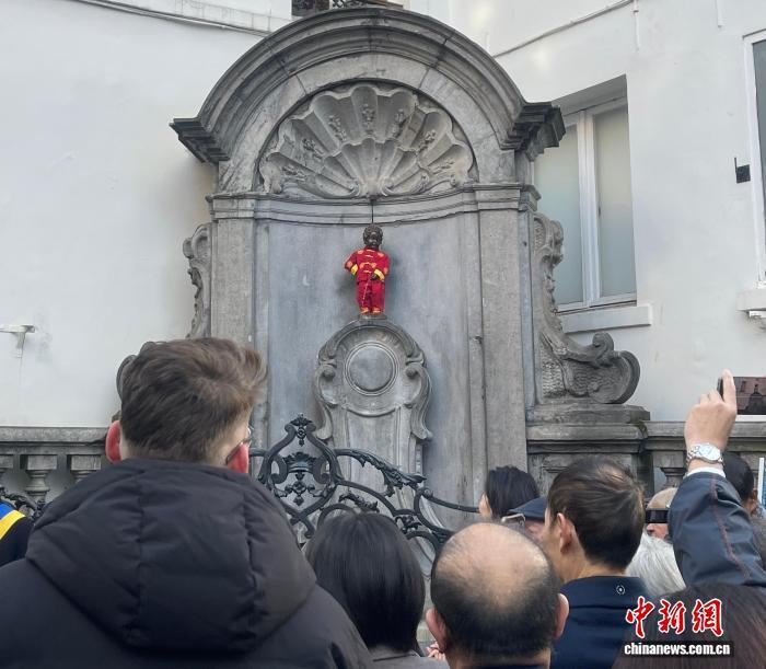 比利时“撒尿小童”换唐装庆祝中比建交55周年