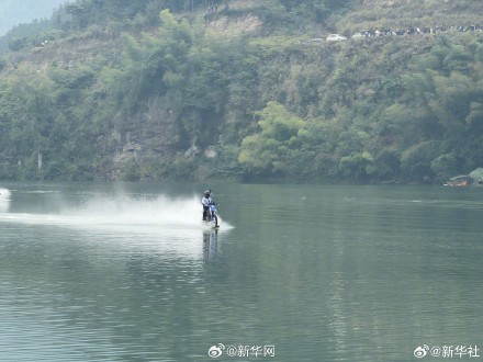 张雪机车水上漂挑战 张雪机车水上漂挑战