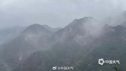 北京居庸关在雨雾中如水墨画卷 北京居庸关在雨雾中如水墨画卷