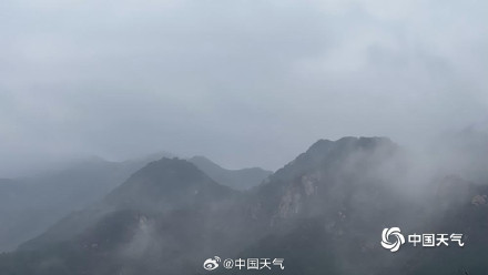 北京居庸关在雨雾中如水墨画卷 北京居庸关在雨雾中如水墨画卷