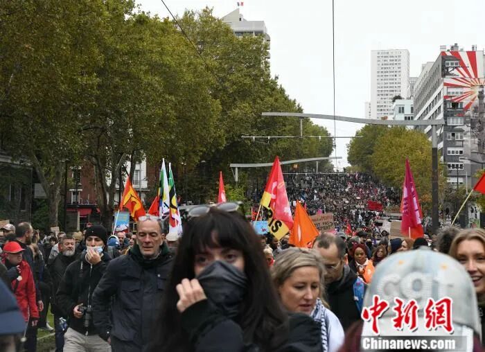 法国新一轮抗议示威活动有近千人被捕,卢浮宫、奥赛博物馆等临时闭馆 法国新一轮抗议示威活动有近千人被捕,卢浮宫、奥赛博物馆等临时闭馆