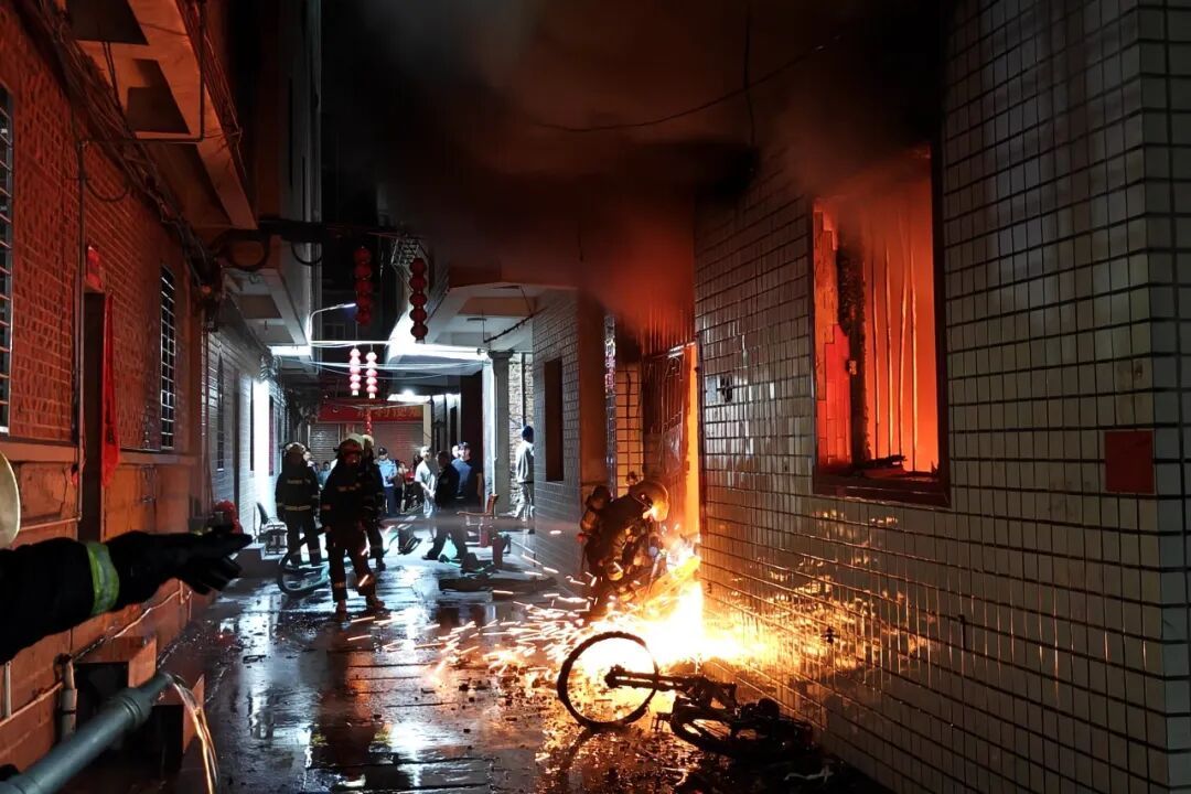 凌晨自建房起火,三人被困!他们的逃生选择值得所有人看看 凌晨自建房起火,三人被困!他们的逃生选择值得所有人看看