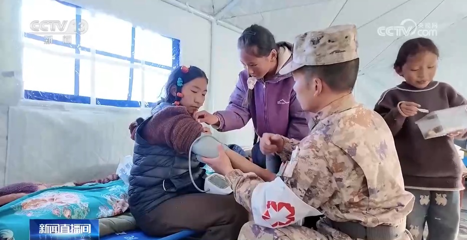 巡诊医生的“最佳搭档” 西藏震区安置点里的藏族小翻译 巡诊医生的“最佳搭档” 西藏震区安置点里的藏族小翻译