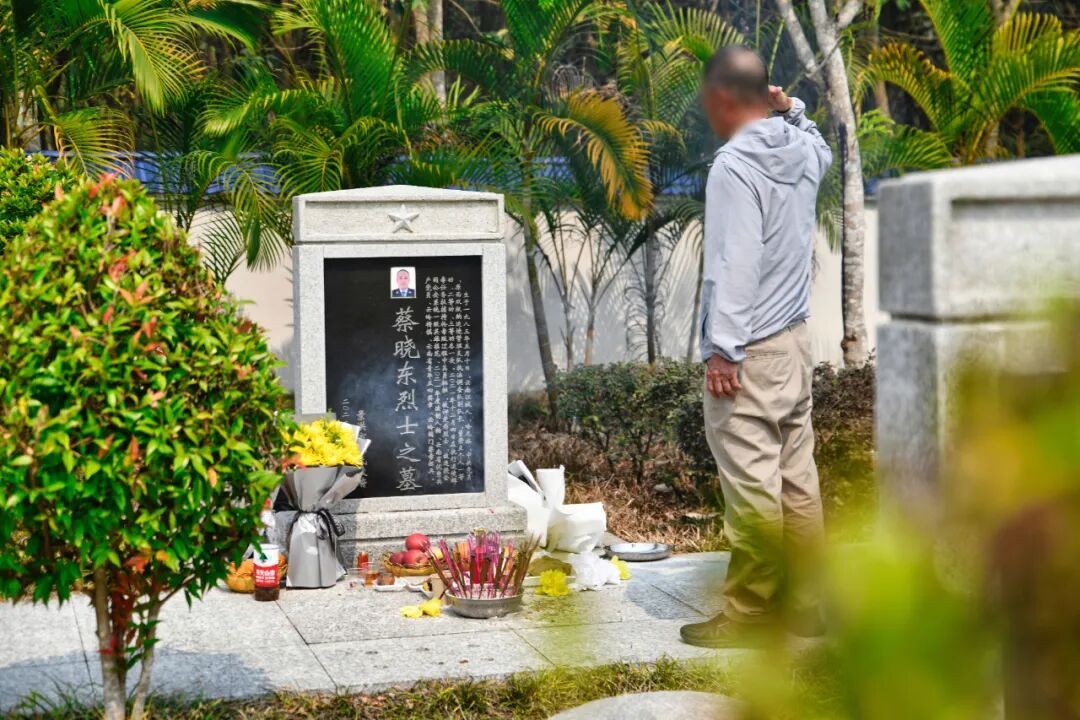 他发的朋友圈,永远“仅自己可见”…… 他发的朋友圈,永远“仅自己可见”……