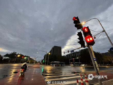 北京雨后冷意加深路面湿滑 北京雨后冷意加深路面湿滑