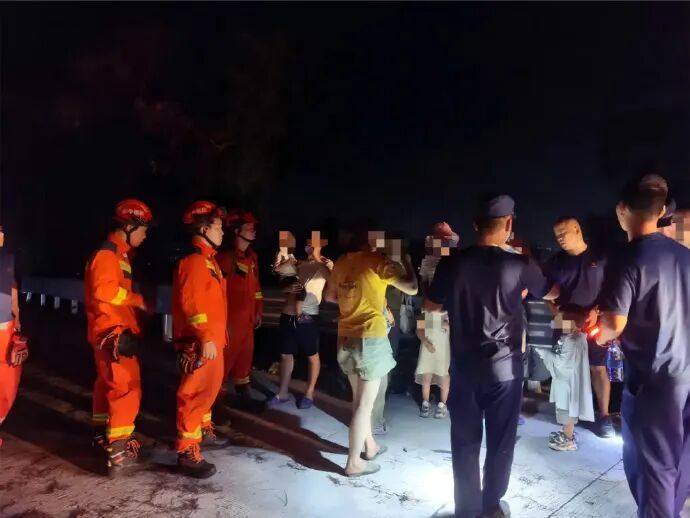广东5名大人带5个孩子擅闯野山,全部迷路被困山里!82人连夜搜救,凌晨全部救出 广东5名大人带5个孩子擅闯野山,全部迷路被困山里!82人连夜搜救,凌晨全部救出