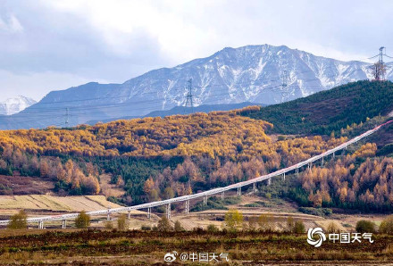 西宁雪山下的金色层林