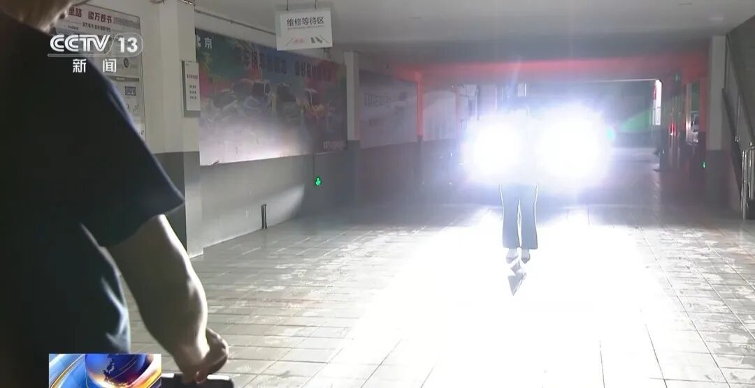 “亮度堪比汽车大灯”，男子被电动自行车车灯强光晃眼，连人带车摔在路边