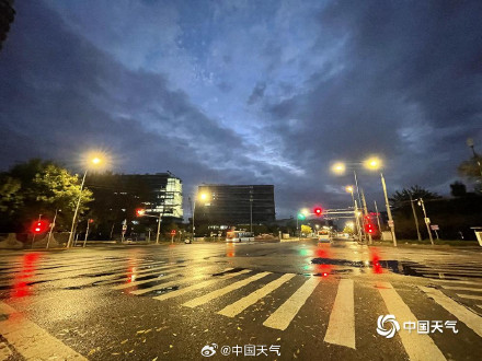 北京雨后冷意加深路面湿滑 北京雨后冷意加深路面湿滑