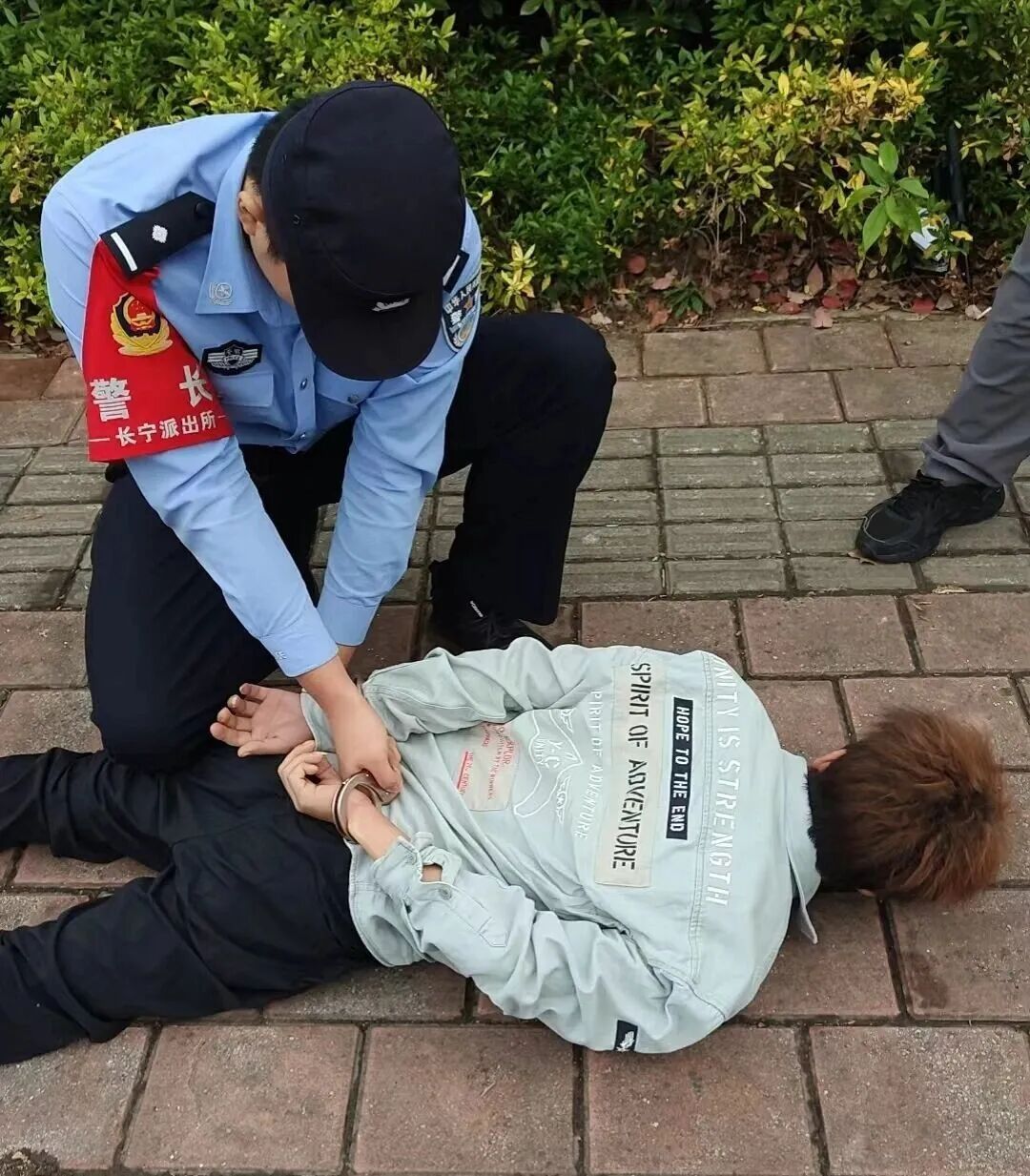 合肥警方出动，外卖小哥、出租车司机联手，嫌疑人骆某街头当场被抓