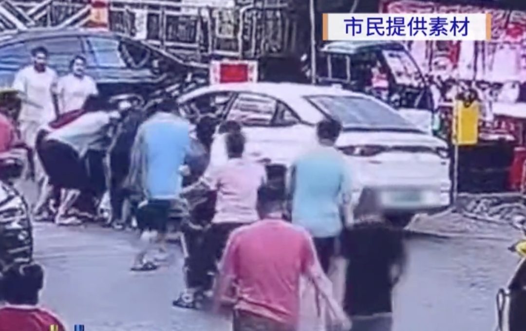 车辆起步时撞压蹲地系鞋带的小孩,周边街坊合力抬车救人! 车辆起步时撞压蹲地系鞋带的小孩,周边街坊合力抬车救人!