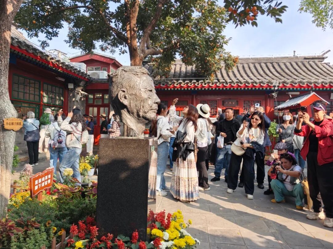从4万到17万,十年参观人数涨3倍多,被“挤爆”的老舍故居有何魅力? 从4万到17万,十年参观人数涨3倍多,被“挤爆”的老舍故居有何魅力?