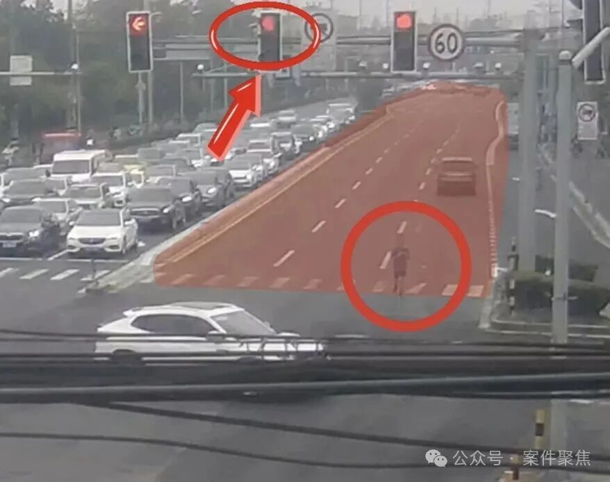 看着都捏把汗!男子在早高峰车流里跑步,上海警方:多起违法一起处罚 看着都捏把汗!男子在早高峰车流里跑步,上海警方:多起违法一起处罚