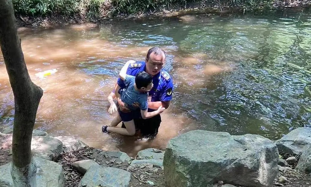 一边劝离占道摊主,一边帮忙摇糍粑!西湖城管这波操作“硬核又温柔” 一边劝离占道摊主,一边帮忙摇糍粑!西湖城管这波操作“硬核又温柔”