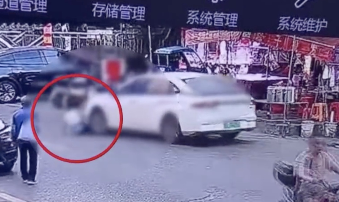 车辆起步时撞压蹲地系鞋带的小孩,周边街坊合力抬车救人! 车辆起步时撞压蹲地系鞋带的小孩,周边街坊合力抬车救人!