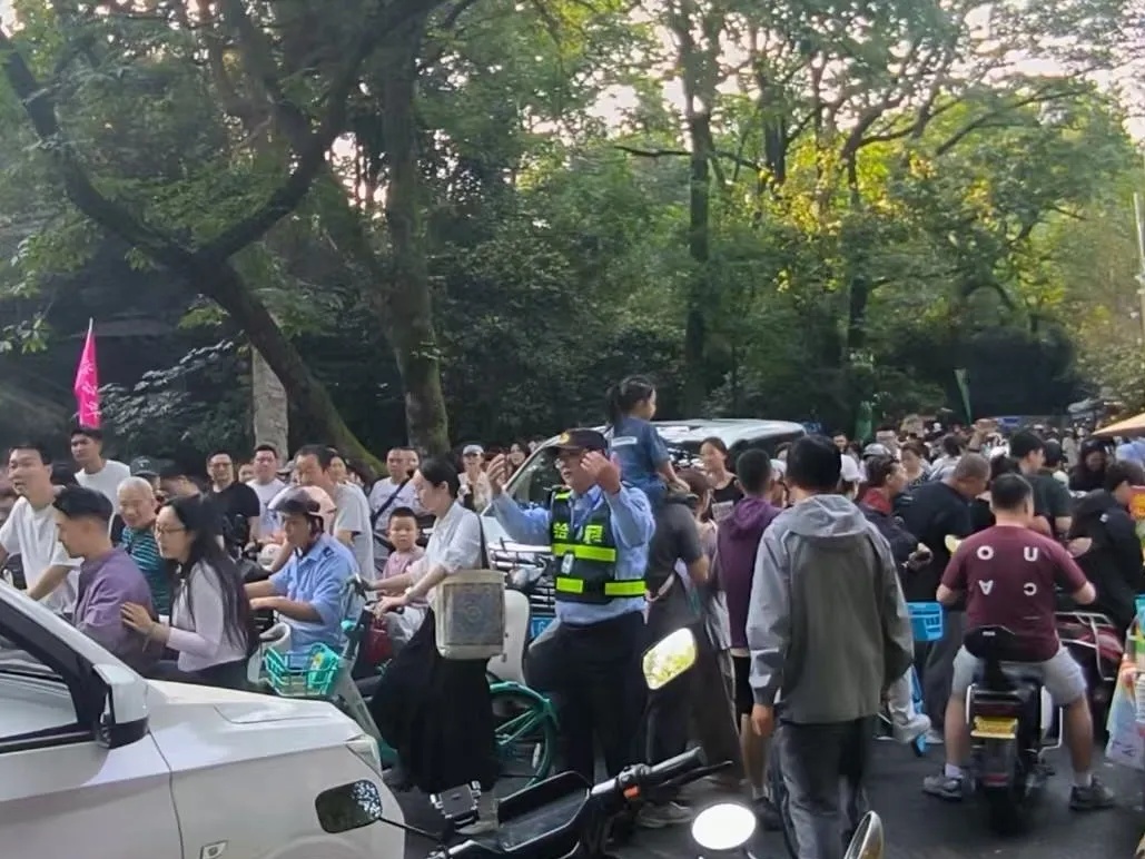 一边劝离占道摊主,一边帮忙摇糍粑!西湖城管这波操作“硬核又温柔” 一边劝离占道摊主,一边帮忙摇糍粑!西湖城管这波操作“硬核又温柔”