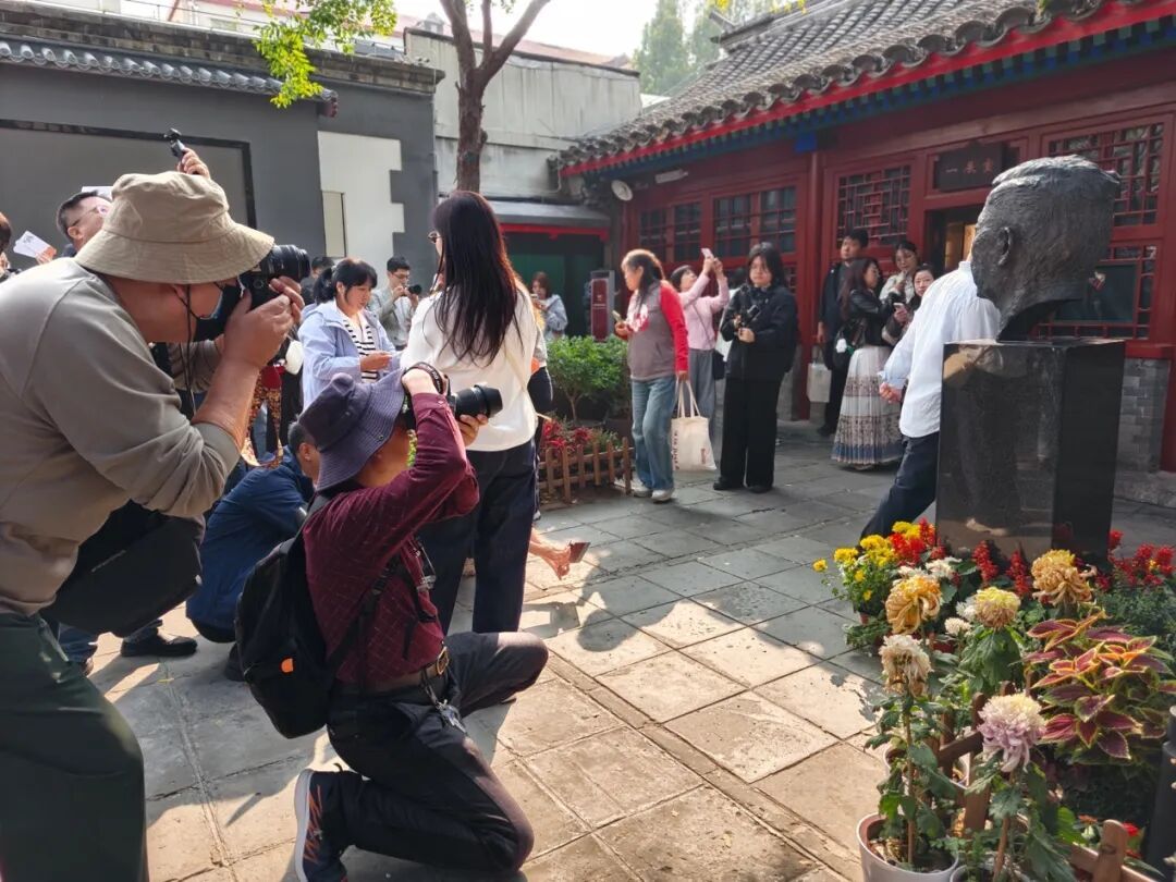 从4万到17万,十年参观人数涨3倍多,被“挤爆”的老舍故居有何魅力? 从4万到17万,十年参观人数涨3倍多,被“挤爆”的老舍故居有何魅力?