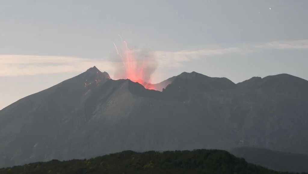 日本鹿儿岛县火山多次喷发
