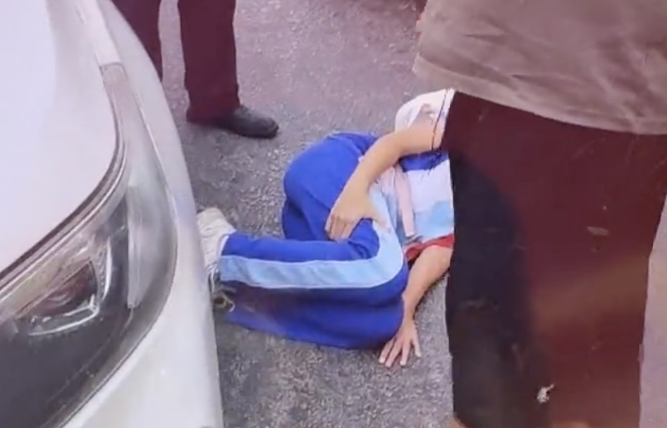 车辆起步时撞压蹲地系鞋带的小孩,周边街坊合力抬车救人! 车辆起步时撞压蹲地系鞋带的小孩,周边街坊合力抬车救人!