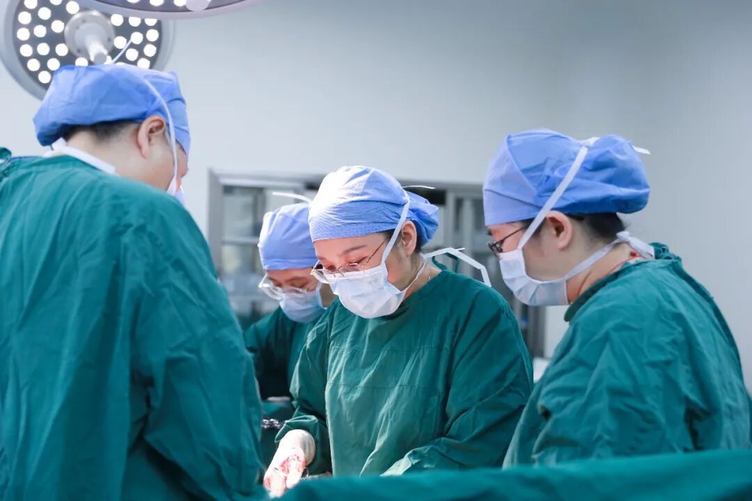 52岁产妇,还有慢性高血压,妊娠期糖尿病……这个不进入腹腔的手术让她平安当妈 52岁产妇,还有慢性高血压,妊娠期糖尿病……这个不进入腹腔的手术让她平安当妈