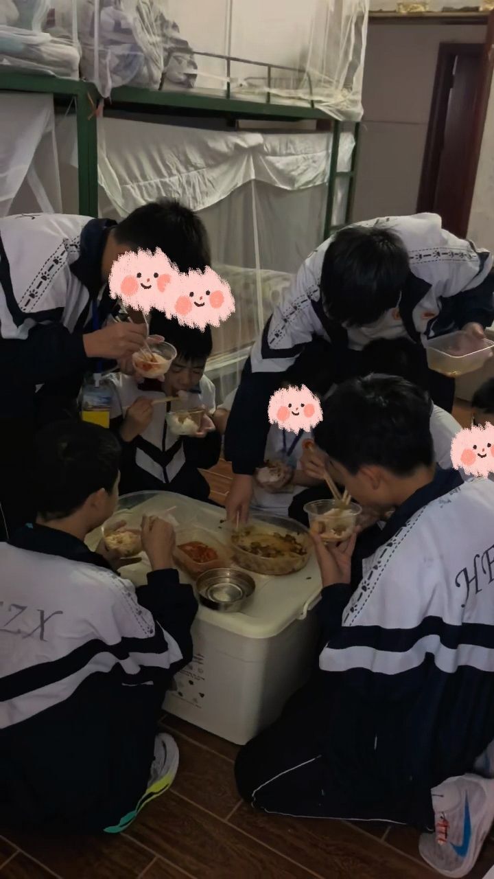 孩子们想念“妈妈的味道”:永州祁阳一妈妈给初二儿子送饭准备十人份,同学们抢着吃光 孩子们想念“妈妈的味道”:永州祁阳一妈妈给初二儿子送饭准备十人份,同学们抢着吃光