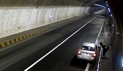 犯困了就在隧道里停车休息？司机：“隧道里车不多、有灯光”