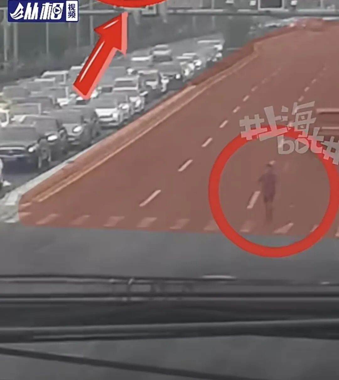 上海一男子早高峰时机动车道内跑步还闯红灯,民警拦截后连开6张罚单! 上海一男子早高峰时机动车道内跑步还闯红灯,民警拦截后连开6张罚单!