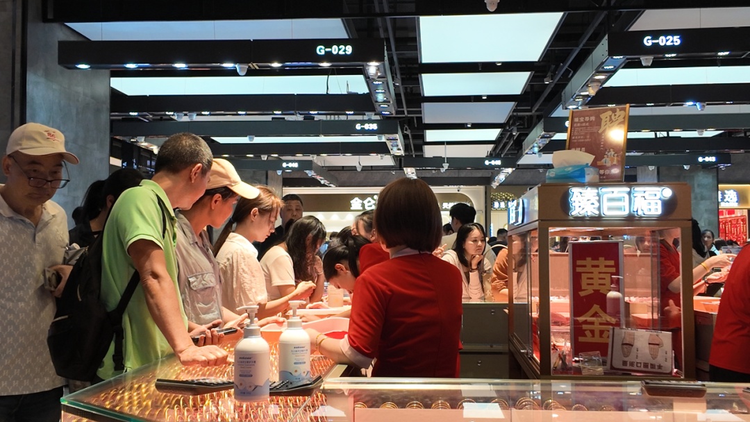 金价跌破860元/克,有金店一天补三次货都不够,多个规格金条缺货 金价跌破860元/克,有金店一天补三次货都不够,多个规格金条缺货