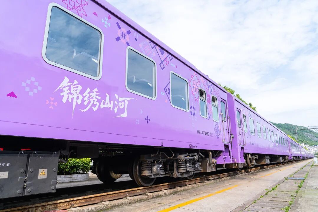 贵阳始发！列车上也能K歌了：包厢点唱68元/小时，小包可坐3人；棋牌室80元/小时